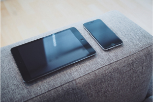 PHONES & TABLETS